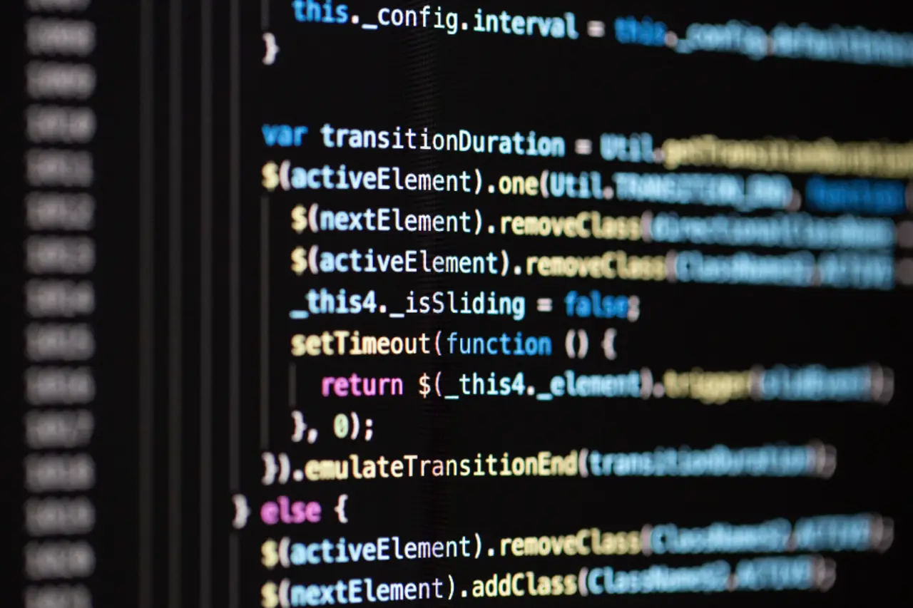 Kylian Bellegarde, développeur PHP freelance en Martinique, au travail sur un projet d'application web