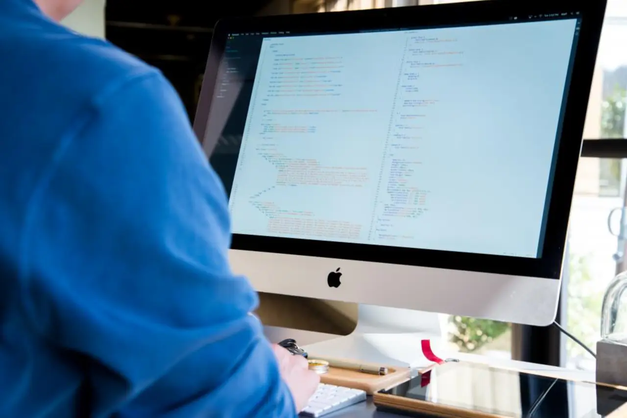 Kylian Bellegarde, développeur React freelance en Martinique, travaillant sur une interface dans son éditeur de code.